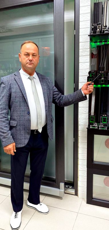 Замір-вікна-РОЖКОВ-ОЛЕКСАНДР-ЗІНОВІЙОВИЧ-керівник-центру-ALEX-VEKA-Вікноплюс-Вінниця